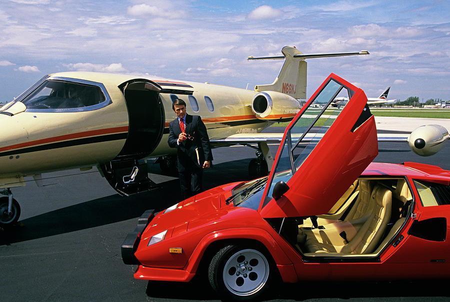 Homem de negócios de sucesso dos anos 90 entre Lamborghini e Lear Jet